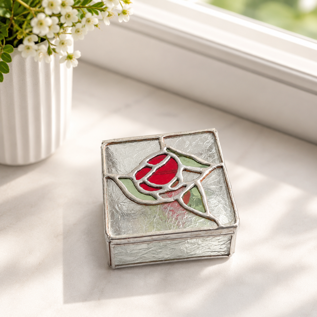 جعبه دکوراتیو شیشه‌ای دست‌ساز طرح گل رز قرمز با در لولایی و بدنه شفاف