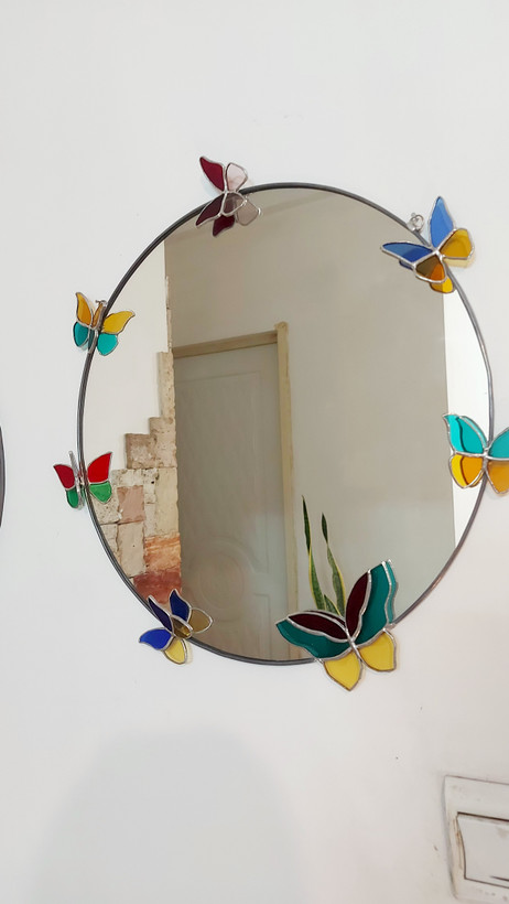 آینه دکوراتیو گرد با پروانههای شیشهای رنگی تیفانی گلس و شاسی چوبی