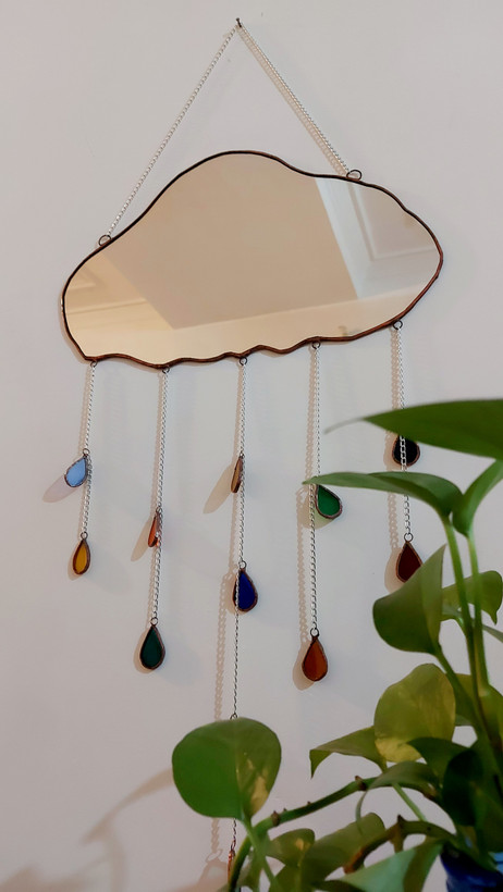 آینه دکوراتیو دستساز به شکل ابر با قطرههای شیشهای رنگی آویزان، ابعاد 33 در 20 سانتیمتر